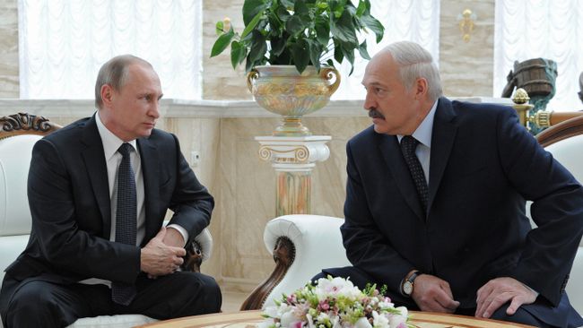 Президент России Владимир Путин (слева) и президент Белоруссии Александр Лукашенко во время беседы в Минске Президент России Владимир Путин (слева) и президент Белоруссии Александр Лукашенко во время беседы в Минске
