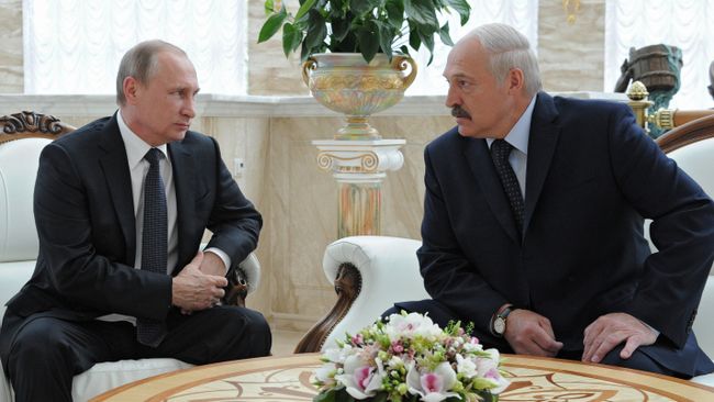8 июня 2016. Президент России Владимир Путин (слева) и президент Белоруссии Александр Лукашенко во время беседы в Минске. Архивное фото