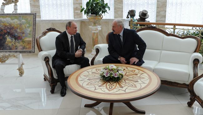Президент России Владимир Путин (слева) и президент Белоруссии Александр Лукашенко во время беседы в Минске. Архивное фото Президент России Владимир Путин (слева) и президент Белоруссии Александр Лукашенко во время беседы в Минске. Архивное фото