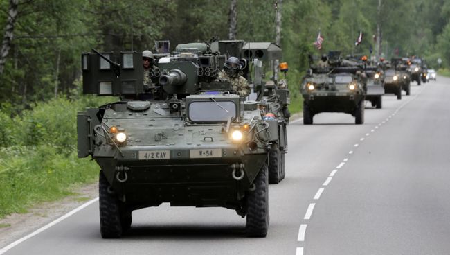 Передислокация колонны военной техники США во время учений Dragoon Ride II. 6 июня 2016