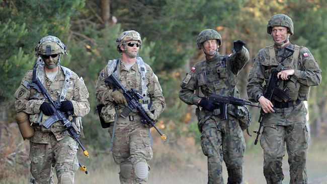 Солдаты польской армии и армии США во время учений НАТО Анаконда-2016 на территории Польши. 7 июня 2016 Солдаты польской армии и армии США во время учений НАТО Анаконда-2016 на территории Польши. 7 июня 2016
