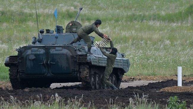 Военнослужащие у боевой машины пехоты. Архивное фото