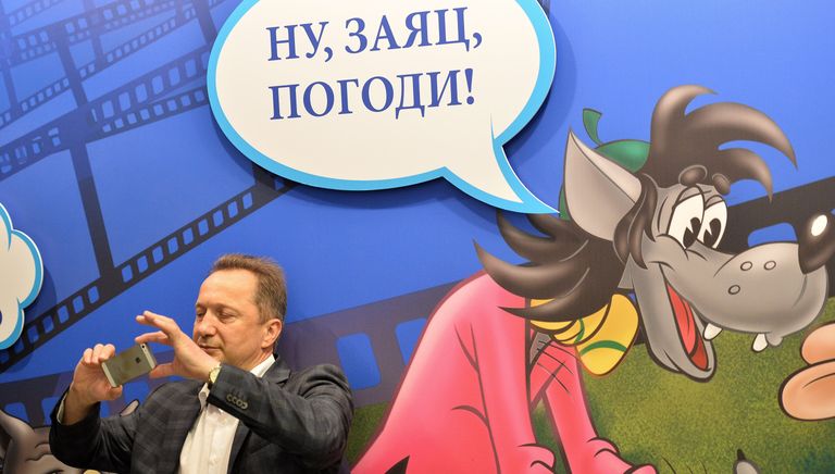 Посетитель на открытии выставки Столица мультфильмов, приуроченной к 80-летию Союзмультфильма и 120-летию Музея Москвы Посетитель на открытии выставки Столица мультфильмов, приуроченной к 80-летию Союзмультфильма и 120-летию Музея Москвы