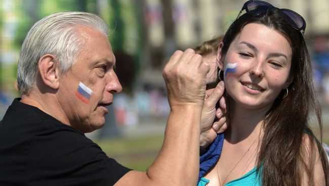 Жители города во время празднования Дня Государственного флага РФ. Архивное фото Жители города во время празднования Дня Государственного флага РФ. Архивное фото