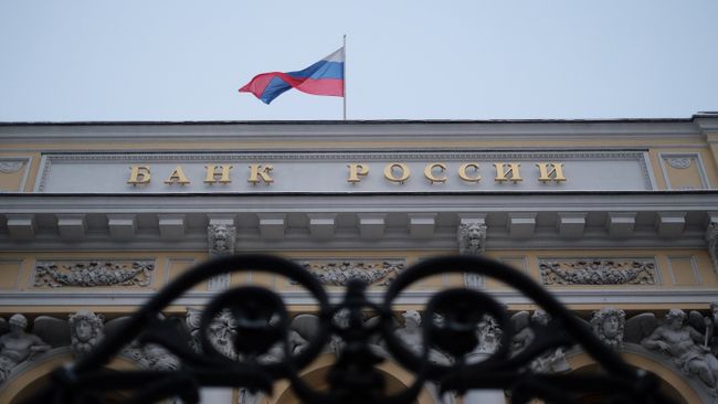 Флаг на здании Центрального банка России на Неглинной улице в Москве. Архивное фото