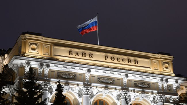 Флаг на здании Центрального банка России на Неглинной улице в Москве. Архивное фото