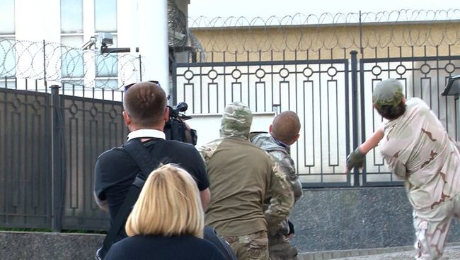 Активисты Правого сектора забросали яйцами здание консульства РФ в Одессе Активисты Правого сектора забросали яйцами здание консульства РФ в Одессе