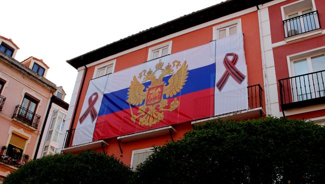 Напротив мэрии Бургоса вывесили российский флаг Напротив мэрии Бургоса вывесили российский флаг