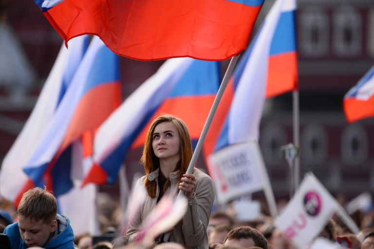Девушка на праздничном концерте в честь Дня России на Красной площади