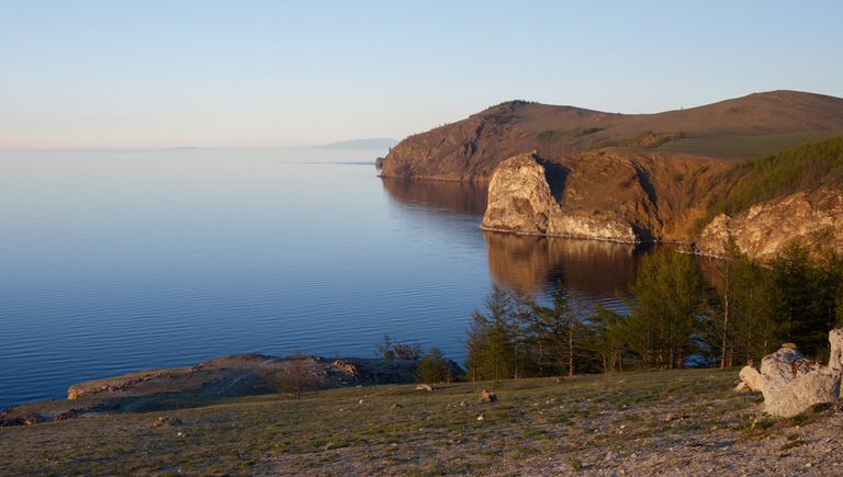 Вид с мыса Саган-Хушун на северную оконечность острова Ольхон Вид с мыса Саган-Хушун на северную оконечность острова Ольхон