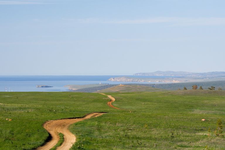 Остров Ольхон на озере Байкал и пролив Малое море Остров Ольхон на озере Байкал и пролив Малое море