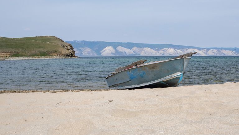 Остров Ольхон на озере Байкал и пролив Малое море Остров Ольхон на озере Байкал и пролив Малое море