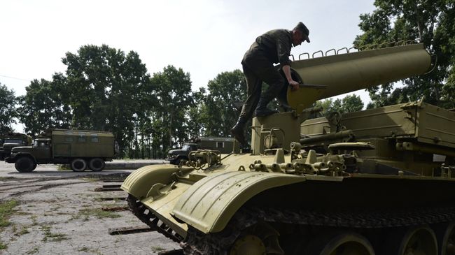 Военнослужащий на базе хранения, ремонта и восстановления военной техники в городе Новосибирске. Архивное фото