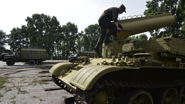 Военнослужащий на базе хранения, ремонта и восстановления военной техники в городе Новосибирске. Архивное фото