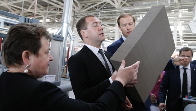 Председатель правительства РФ Дмитрий Медведев во время осмотра производства теплоизоляционной продукции для строительной отрасли на ЗАО Компания СТЭС-ВЛАДИМИР Председатель правительства РФ Дмитрий Медведев во время осмотра производства теплоизоляционной продукции для строительной отрасли на ЗАО Компания СТЭС-ВЛАДИМИР
