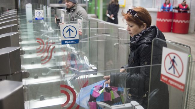 Пассажиры проходят турникеты в вестибюле станция метро Серпуховская. Архивное фото