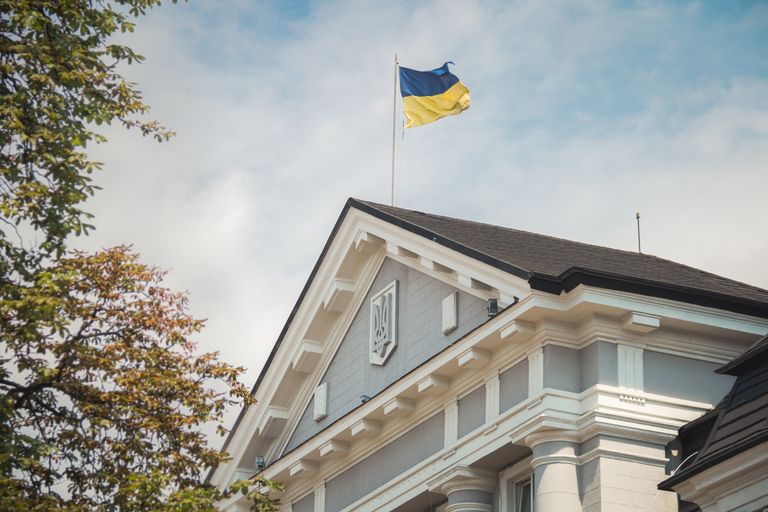 Флаг на здании Службы безопасности Украины в Киеве