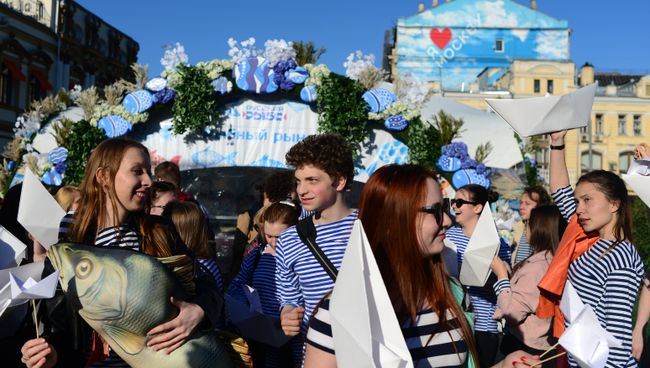 Гастрономический фестиваль Рыбная неделя на Кузнецком мосту в Москве. архивное фото Гастрономический фестиваль Рыбная неделя на Кузнецком мосту в Москве. архивное фото