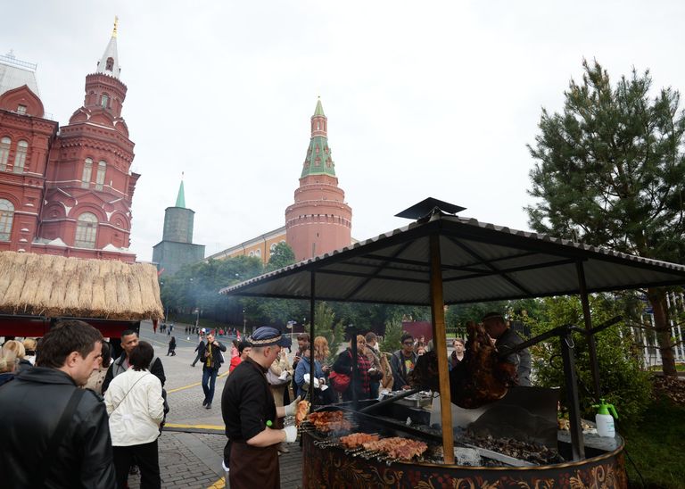 Посетители историко-гастрономического фестиваля Наш продукт на Манежной площади в Москве