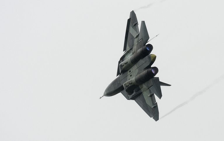 Истребитель Т-50 во время всероссийского этапа международного конкурса Авиадартс-2016 Истребитель Т-50 во время всероссийского этапа международного конкурса Авиадартс-2016