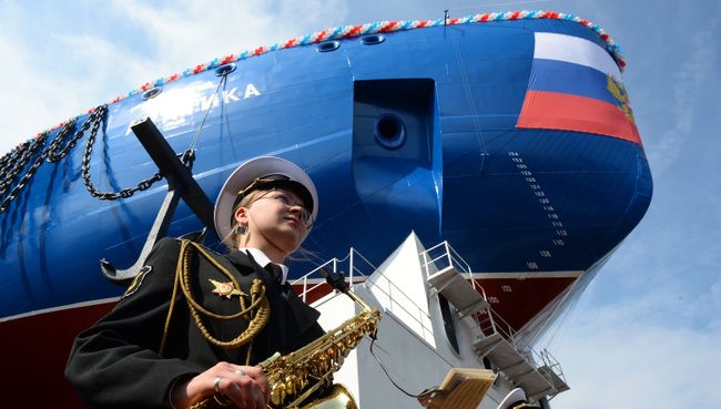 Музыканты духового оркестра ВМФ РФ на церемонии спуска на воду головного атомного ледокола проекта Арктика Музыканты духового оркестра ВМФ РФ на церемонии спуска на воду головного атомного ледокола проекта Арктика
