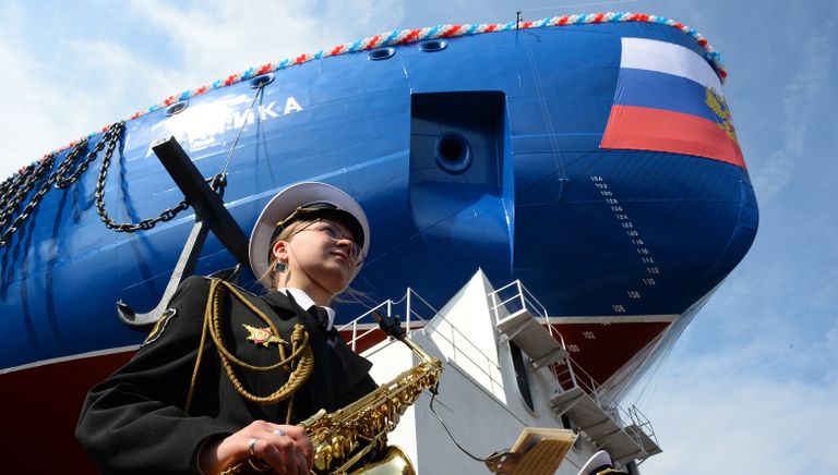 Музыканты духового оркестра ВМФ РФ на церемонии спуска на воду головного атомного ледокола проекта Арктика Музыканты духового оркестра ВМФ РФ на церемонии спуска на воду головного атомного ледокола проекта Арктика