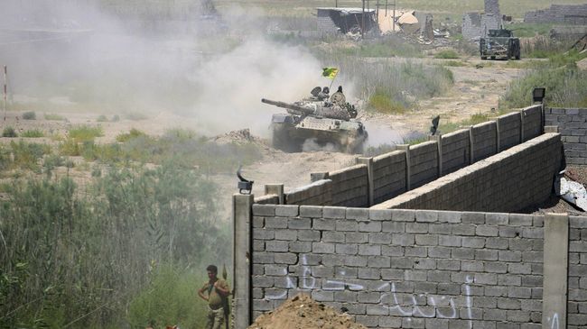 Иракские силы безопасности на позициях во время борьбы с боевиками ИГИЛ в городе Эль-Фаллуджа, Ирак Иракские силы безопасности на позициях во время борьбы с боевиками ИГИЛ в городе Эль-Фаллуджа, Ирак