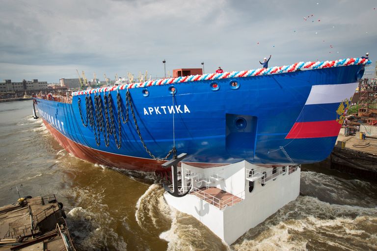 Церемония спуска на воду головного атомного ледокола проекта Арктика на Балтийском заводе в Санкт-Петербурге