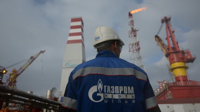 Сотрудник ледостойкой нефтяной платформы Приразломная. Архивное фото Сотрудник ледостойкой нефтяной платформы Приразломная. Архивное фото