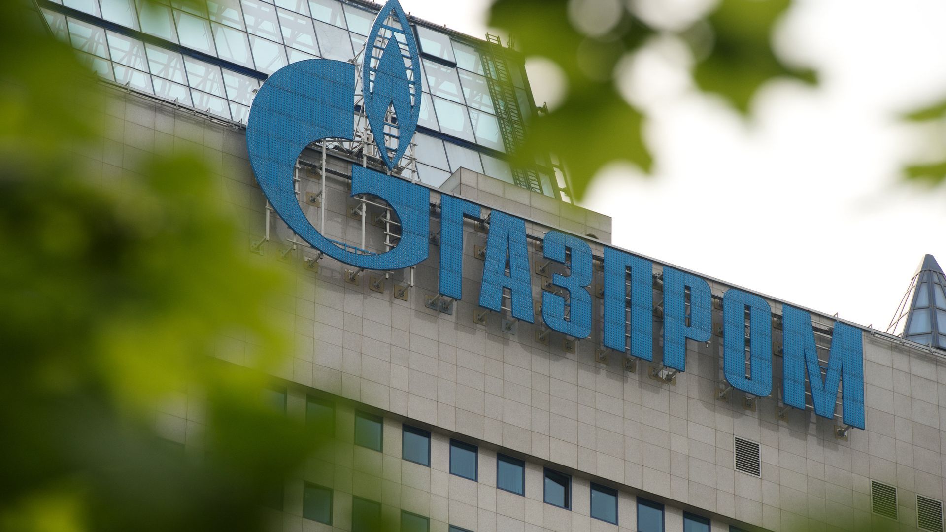 Вывеска на офисном здании компании Газпром Вывеска на офисном здании компании Газпром - РИА Новости, 1920, 11.12.2025