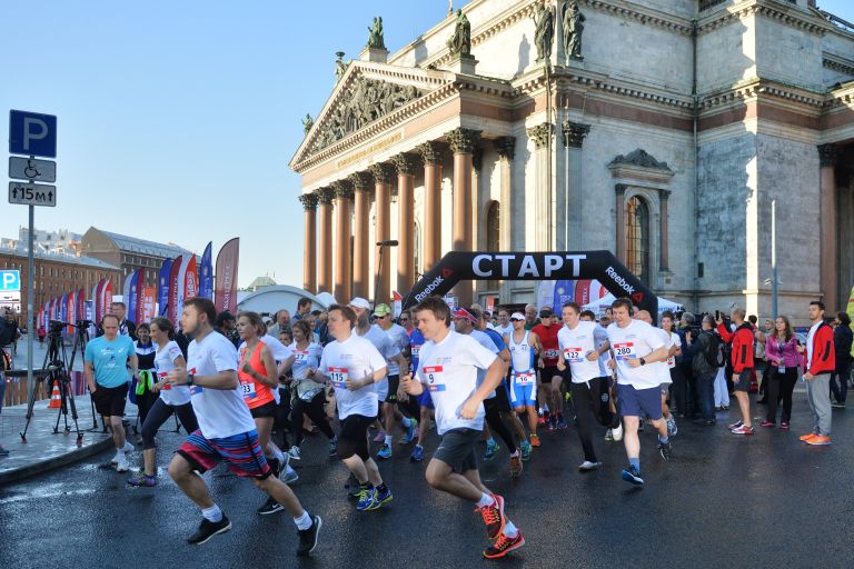 Участники благотворительного забега SPIEF Race на старте у Исаакиевского собора Участники благотворительного забега SPIEF Race на старте у Исаакиевского собора