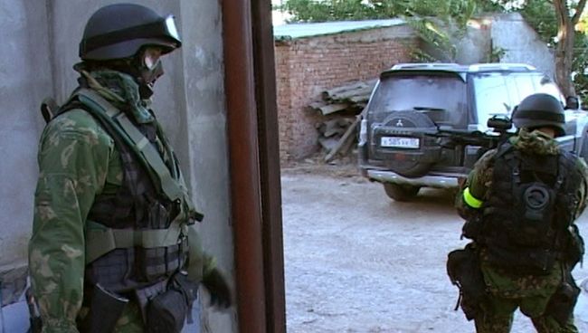 Сотрудники правоохранительных органов во время спецоперации. Архивное фото Сотрудники правоохранительных органов во время спецоперации. Архивное фото