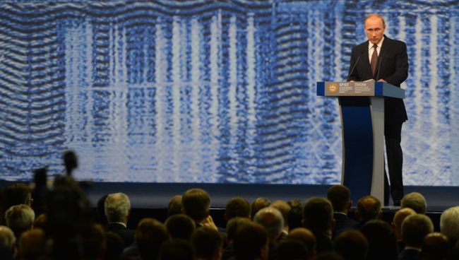 Президент России Владимир Путин выступает на пленарном заседании На пороге новой экономической реальности в рамках XX Петербургского международного экономического форума в Санкт-Петербурге. 17 июня 2016 Президент России Владимир Путин выступает на пленарном заседании На пороге новой экономической реальности в рамках XX Петербургского международного экономического форума в Санкт-Петербурге. 17 июня 2016