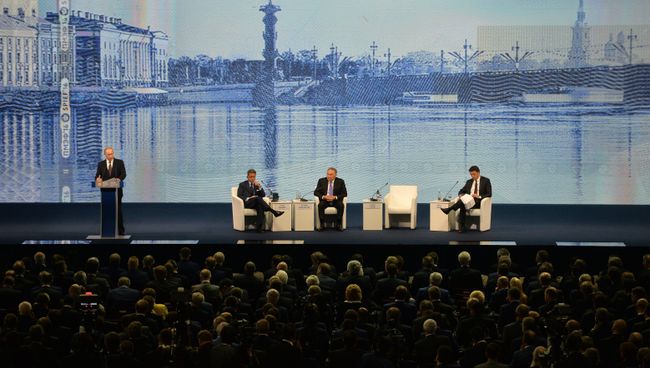 Президент России Владимир Путин (слева) выступает на пленарном заседании На пороге новой экономической реальности в рамках XX Петербургского международного экономического форума в Санкт-Петербурге. 17 июня 2016 Президент России Владимир Путин (слева) выступает на пленарном заседании На пороге новой экономической реальности в рамках XX Петербургского международного экономического форума в Санкт-Петербурге. 17 июня 2016