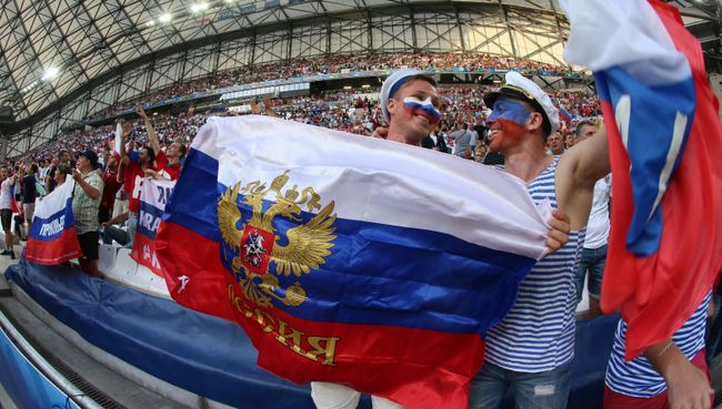 Российские болельщики перед началом матча группового этапа чемпионата Европы по футболу - 2016 Российские болельщики перед началом матча группового этапа чемпионата Европы по футболу - 2016