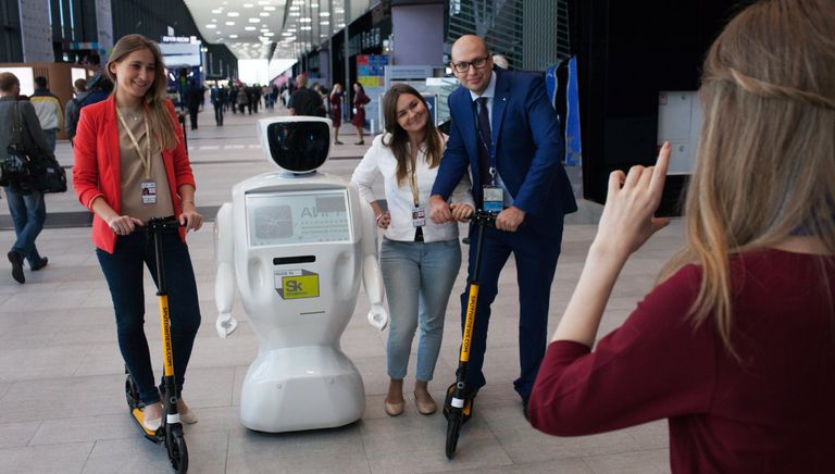 Посетители фотографируются с роботом Promobot на XX Петербургском международном экономическом форуме
