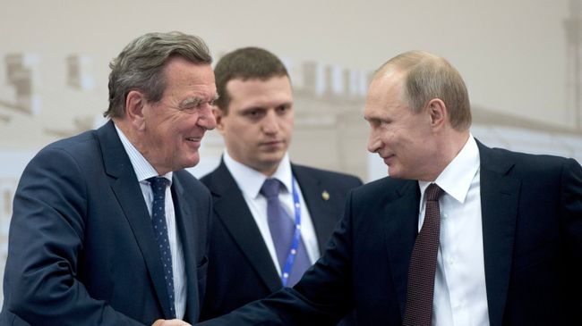 17 июня 2016. Президент России Владимир Путин (справа) и экс-канцлер ФРГ Герхард Шредер. Архивное фото 17 июня 2016. Президент России Владимир Путин (справа) и экс-канцлер ФРГ Герхард Шредер. Архивное фото