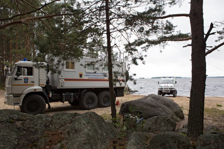 Автомобиль МЧС РФ на месте проведения поисково-спасательной операции в районе озера Сямозеро в Карелии Автомобиль МЧС РФ на месте проведения поисково-спасательной операции в районе озера Сямозеро в Карелии