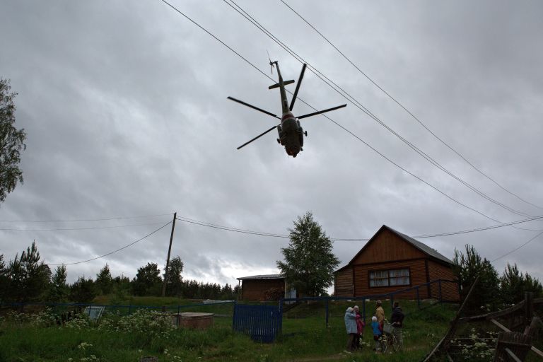 Вертолет МЧС РФ на месте проведения поисково-спасательной операции в районе озера Сямозеро в Карелии Вертолет МЧС РФ на месте проведения поисково-спасательной операции в районе озера Сямозеро в Карелии