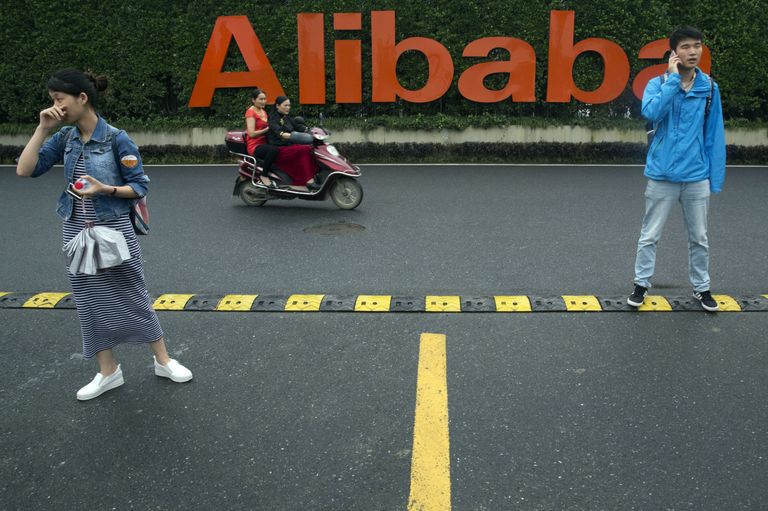 Люди у здания штаб-квартиры компании Alibaba в Ханчжоу, Китай Люди у здания штаб-квартиры компании Alibaba в Ханчжоу, Китай