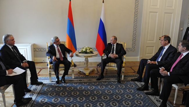 Президент России Владимир Путин и президент Армении Серж Саргсян во время встречи в Санкт-Петербурге Президент России Владимир Путин и президент Армении Серж Саргсян во время встречи в Санкт-Петербурге