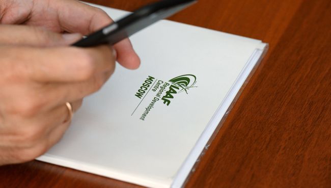 Папка с символикой Международной ассоциации легкоатлетических федераций (IAAF). Архивное фото