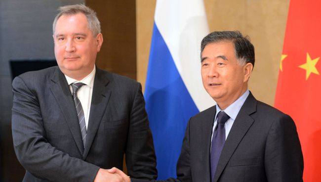 Заместитель председателя правительства РФ Дмитрий Рогозин и вице-премьер Государственного Совета КНР Ван Ян. Архивное фото