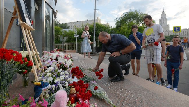 Жители Москвы несут цветы и игрушки в память о погибших детях Жители Москвы несут цветы и игрушки в память о погибших детях