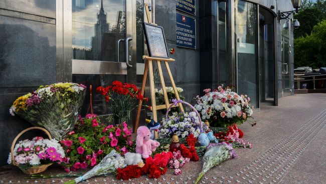 Жители Москвы несут цветы и игрушки в память о погибших детях. Архивное фото Жители Москвы несут цветы и игрушки в память о погибших детях. Архивное фото