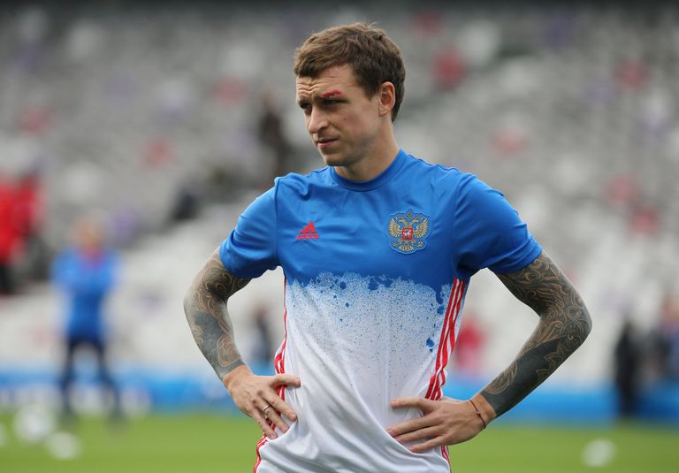 Игрок сборной России по футболу Павел Мамаев во время тренировки на стадионе Мунисипал в Тулузе 