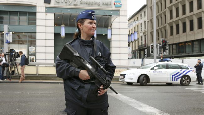 Сотрудница бельгийской полиции у здания торгового центра City 2 в Брюсселе. 21 июня 2016