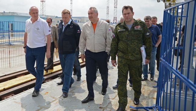 Заместитель председателя правительства РФ Дмитрий Рогозин (в центре) во время посещения космодрома Восточный в Амурской области Заместитель председателя правительства РФ Дмитрий Рогозин (в центре) во время посещения космодрома Восточный в Амурской области