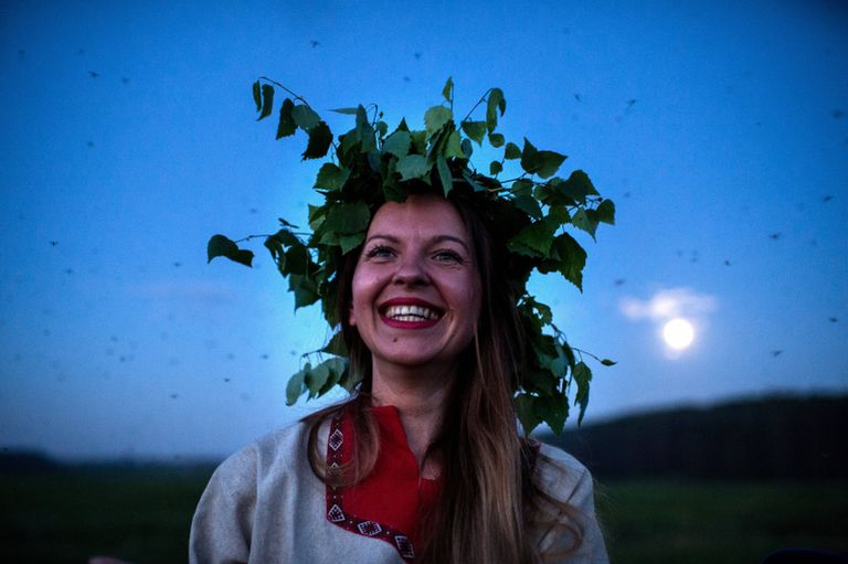 Участница купальской мистерии на этнофестивале Солнцестояние - Окунево в Омской области Участница купальской мистерии на этнофестивале Солнцестояние - Окунево в Омской области