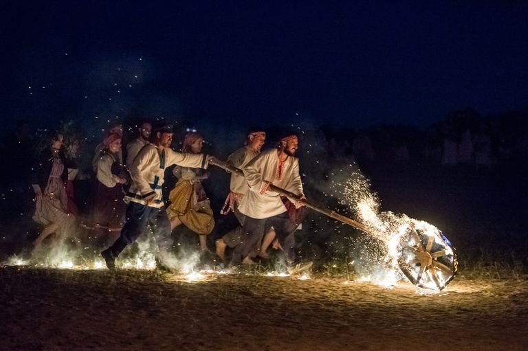 Участники купальской мистерии на этнофестивале Солнцестояние - Окунево в Омской области Участники купальской мистерии на этнофестивале Солнцестояние - Окунево в Омской области